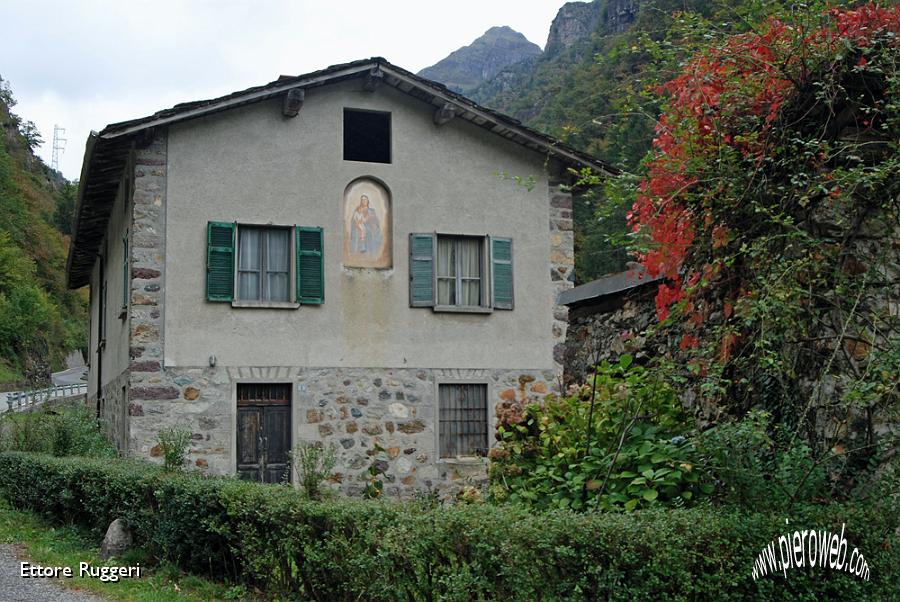 79 - casa isolata a fianco della SP n° 2.JPG